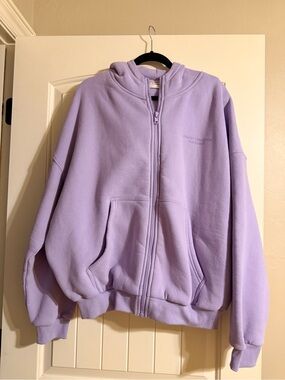Comfrt Unisex Pastel Lavender Zip-Up Hoodie. Size XS (runs big).